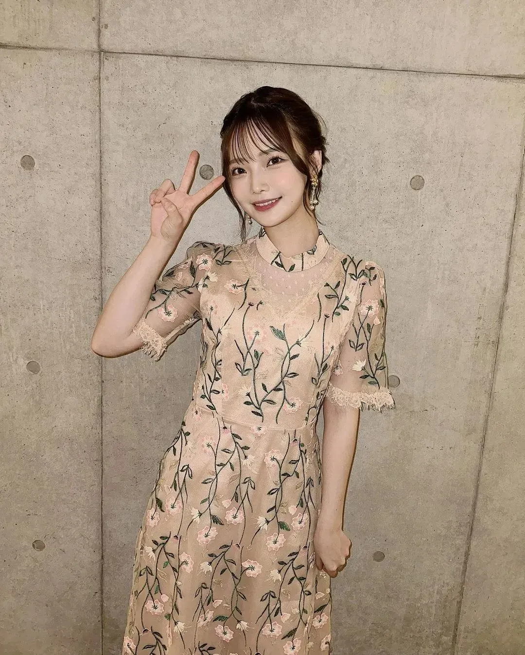 日本模特新谷姬加,白皙皮肤,甜美笑容,单身生活与猫作伴 | 黑料正能量