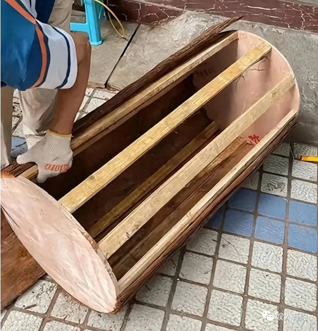 想不到吧!这就是大凉山的网红主播背着下山的木头,竟然是空心的 | 黑料正能量