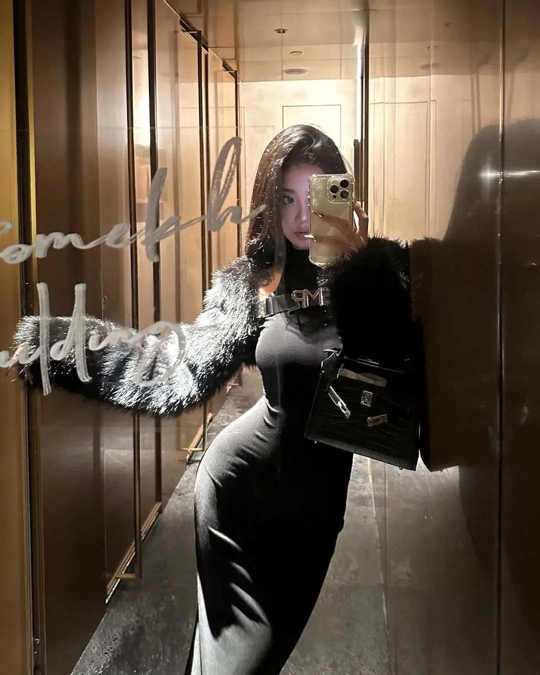 国产网红Audreyz,钟爱黑丝御姐风(附生活照写真图片) | 黑料正能量