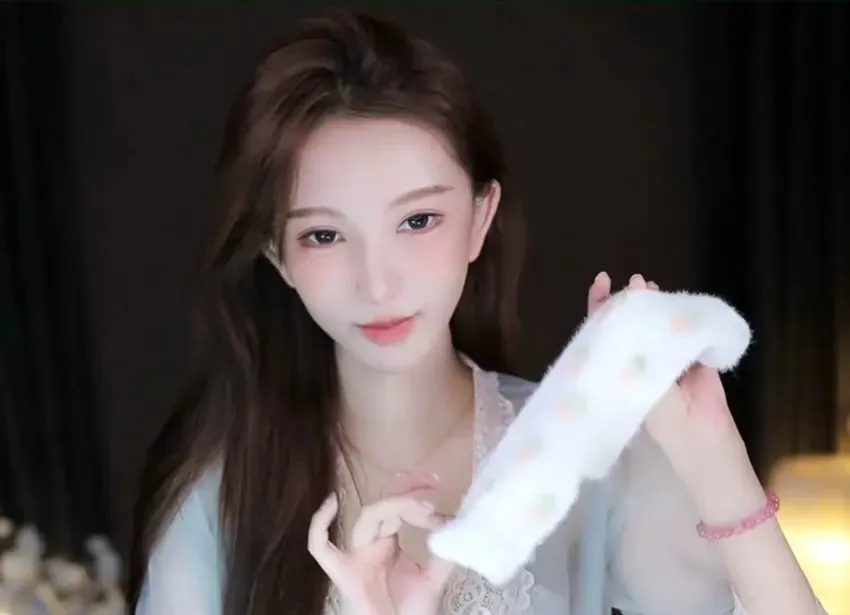 得知直播行业又要严打,南妹儿要转战二次元,狠提衣服“都别看” | 黑料正能量