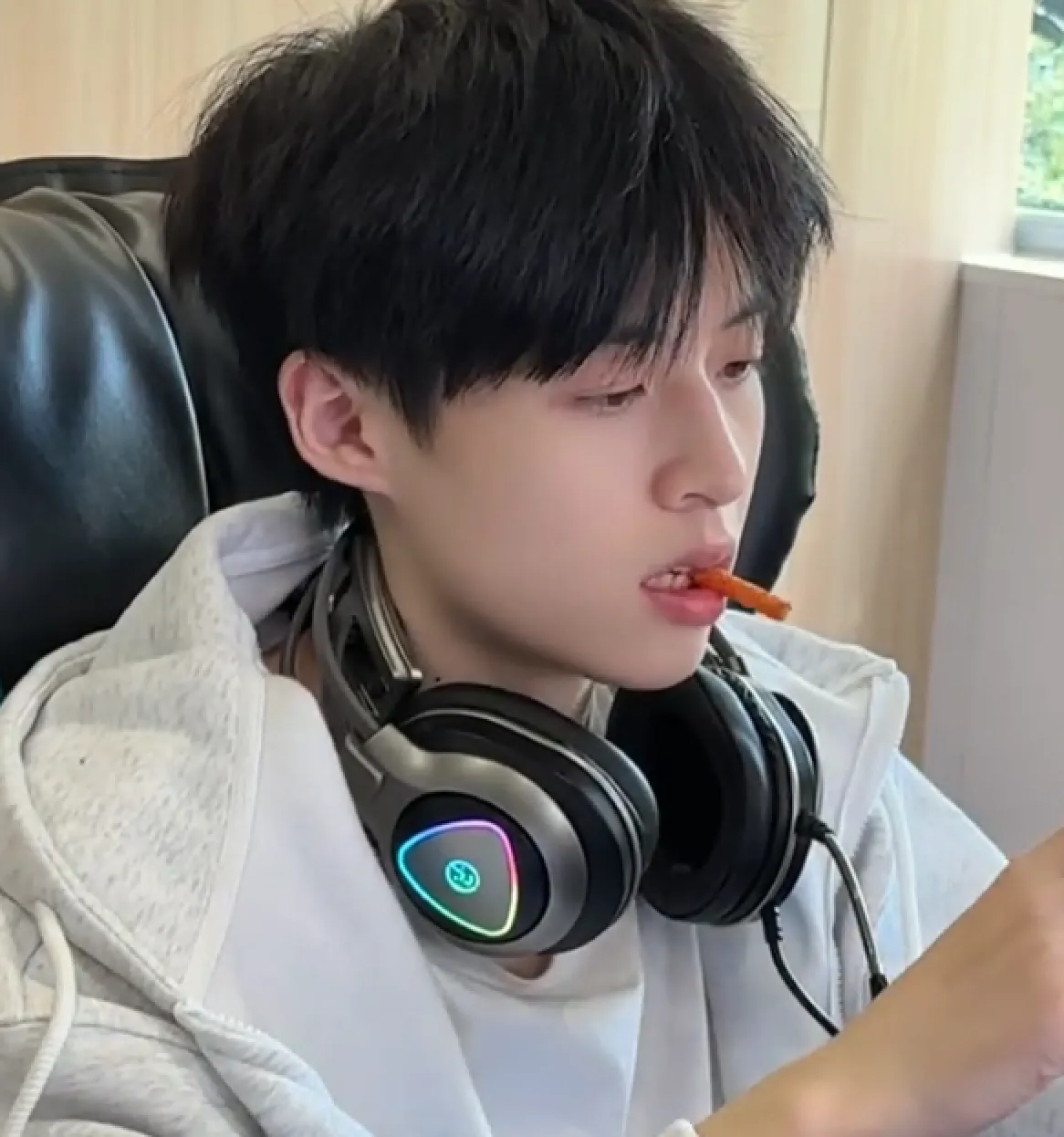 百万粉网红李奕被曝睡女粉丝“400一晚,睡完拉黑!” | 黑料正能量