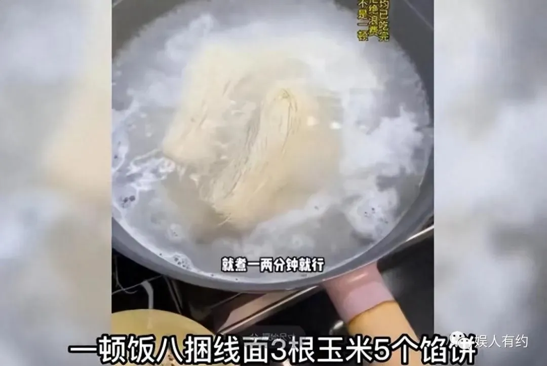 想不到吧!这就是大凉山的网红主播背着下山的木头,竟然是空心的 | 黑料正能量