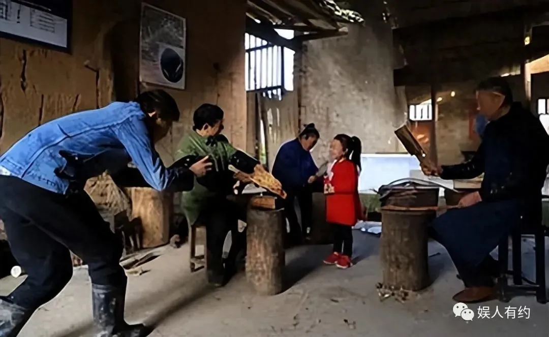 想不到吧!这就是大凉山的网红主播背着下山的木头,竟然是空心的 | 黑料正能量