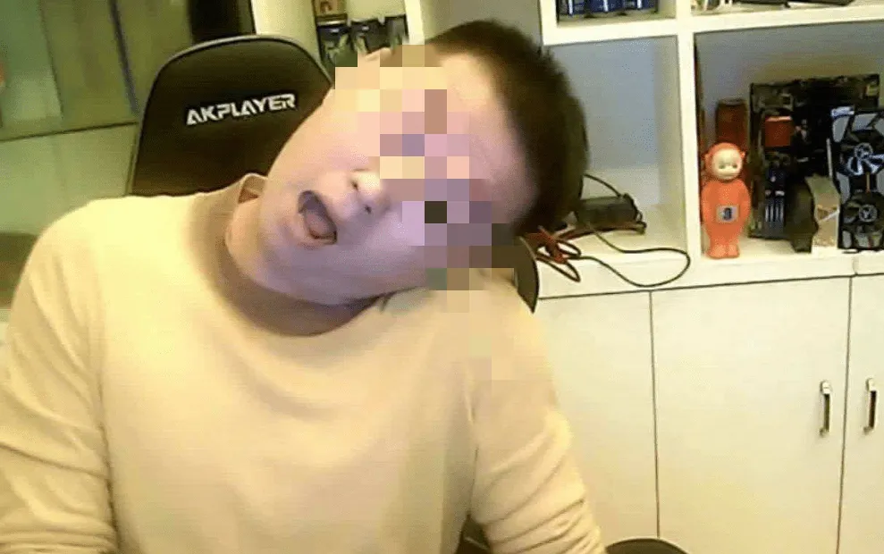 吃瓜|疑似某知名男主播C粉正嗨,突然发现头顶偷拍摄像头!慌忙结束“战斗”! | 黑料正能量