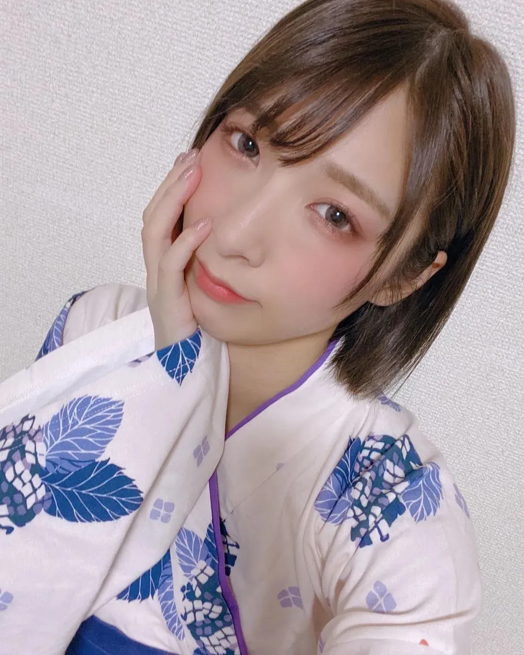 19岁下海的发片机器,男女通吃的极品短发妹—阿部乃美久 | 黑料正能量