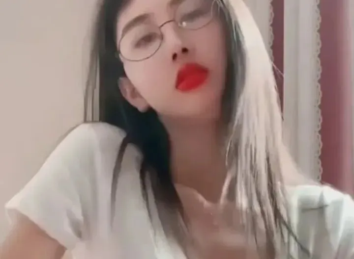 网红莉莉学姐,定制椅子舞视频堪称擦边界的天花板! | 黑料正能量