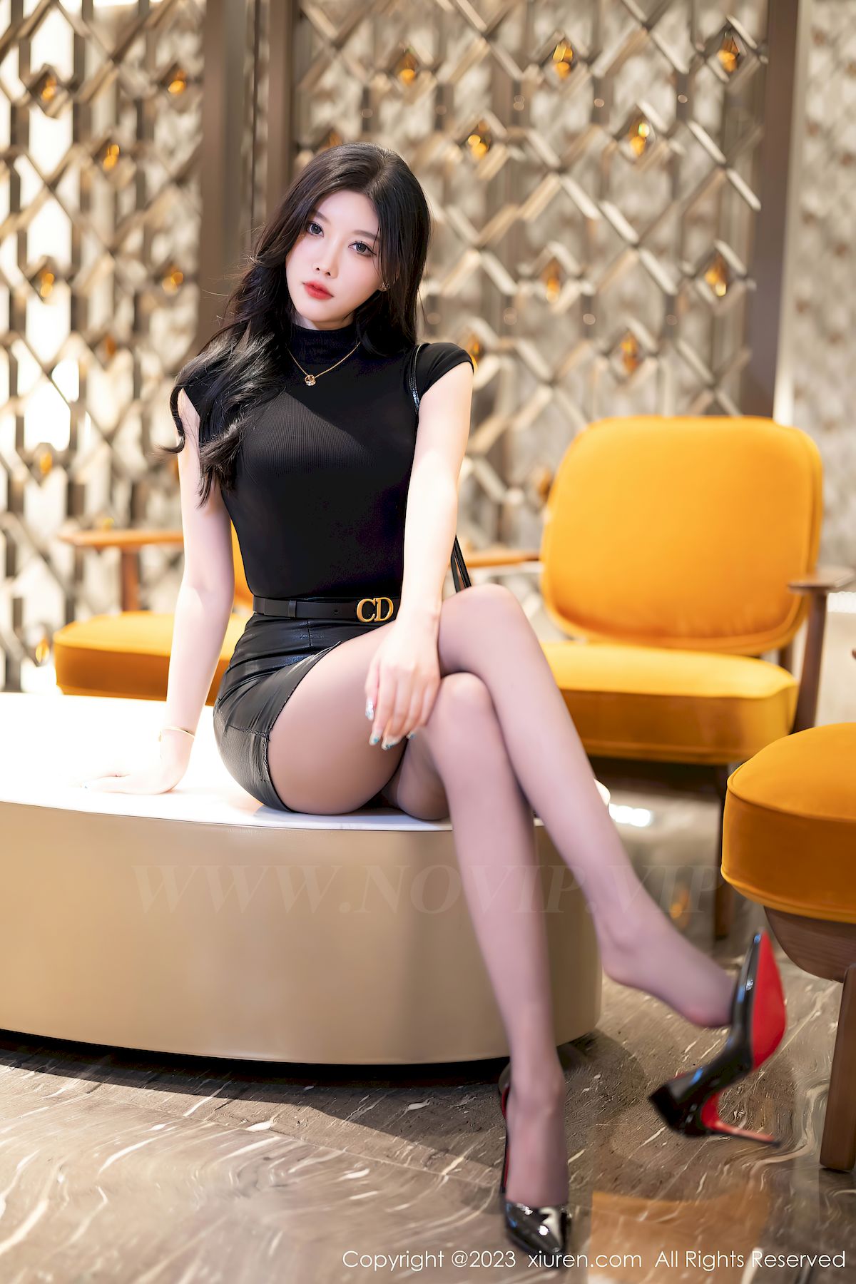 秀人网性感女神杨晨晨Yome黑色上衣搭配黑色短裙写真