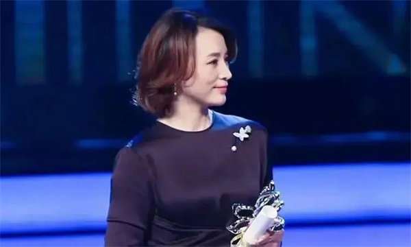 董卿为什么被央视封禁退出央视(网友好奇她犯了什么错)