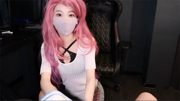 扣扣女演员Cola酱是谁(身材和颜值是相当哇塞)