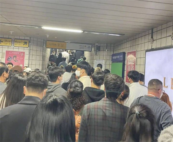 韩国梨泰院踩踏事件和之前多起踩踏事件有相同原因