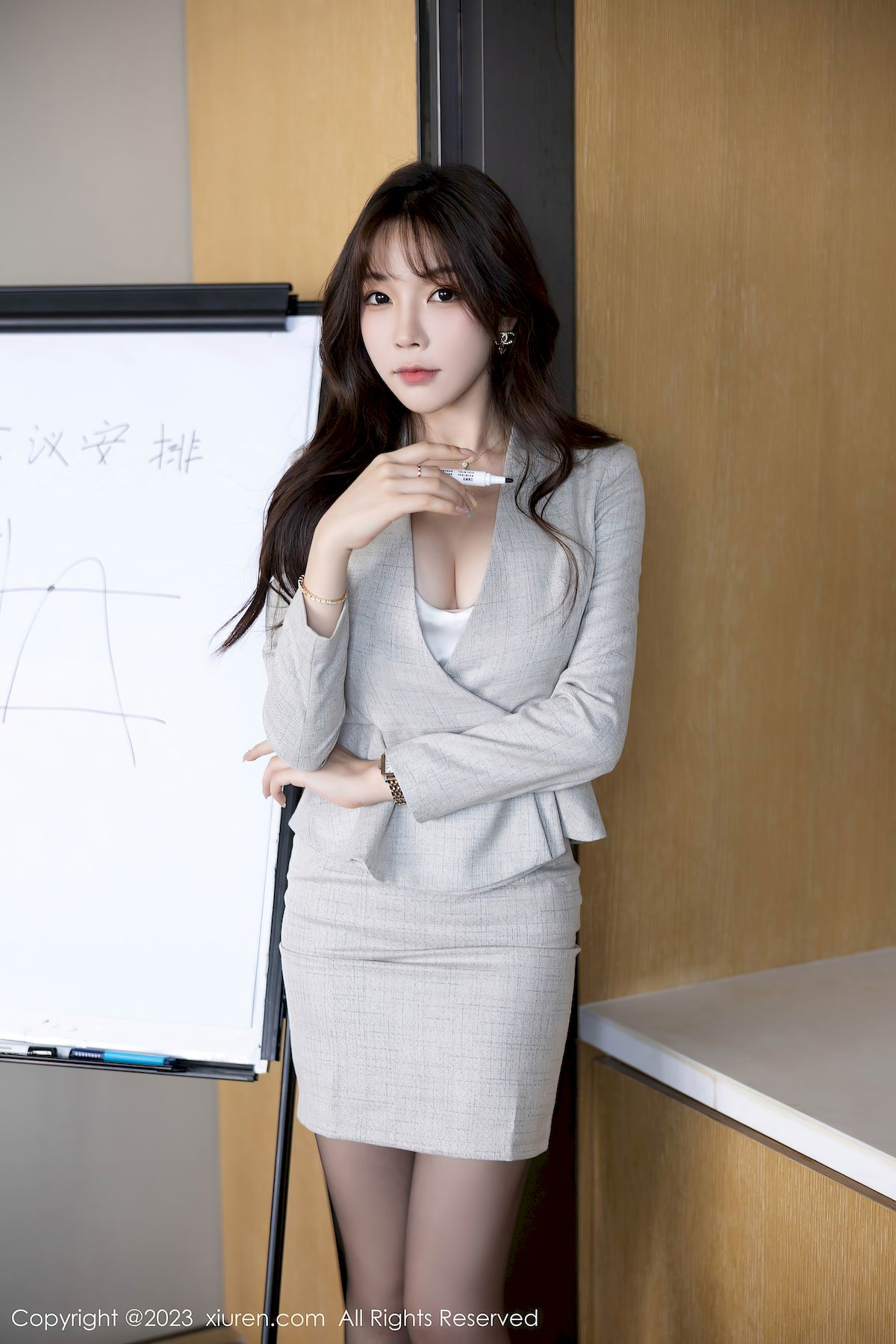 秀人网模特徐莉芝Booty职场OL搭配黑丝美腿性感写真