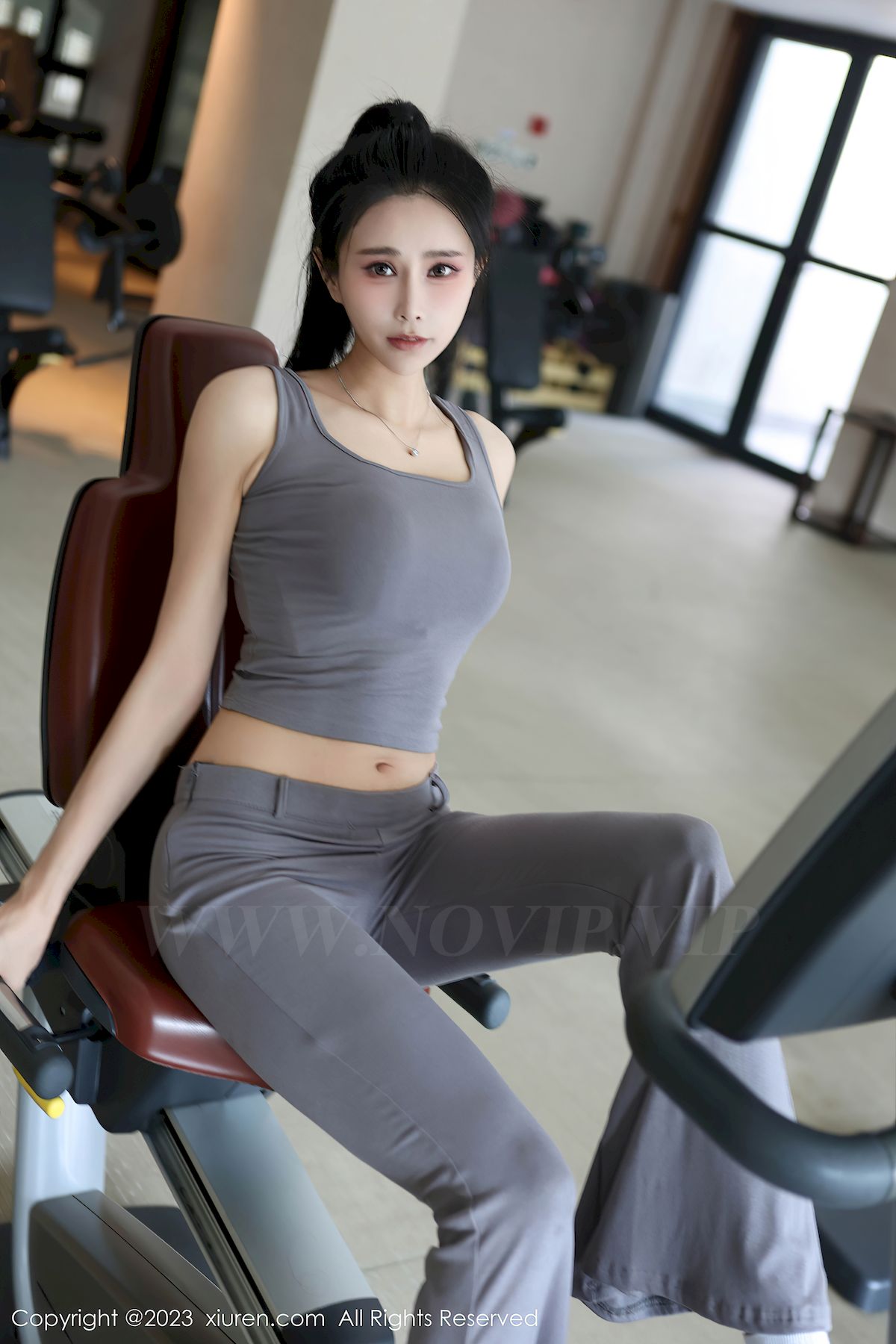 秀人网模特草莓mm灰色运动服饰健身场所性感写真