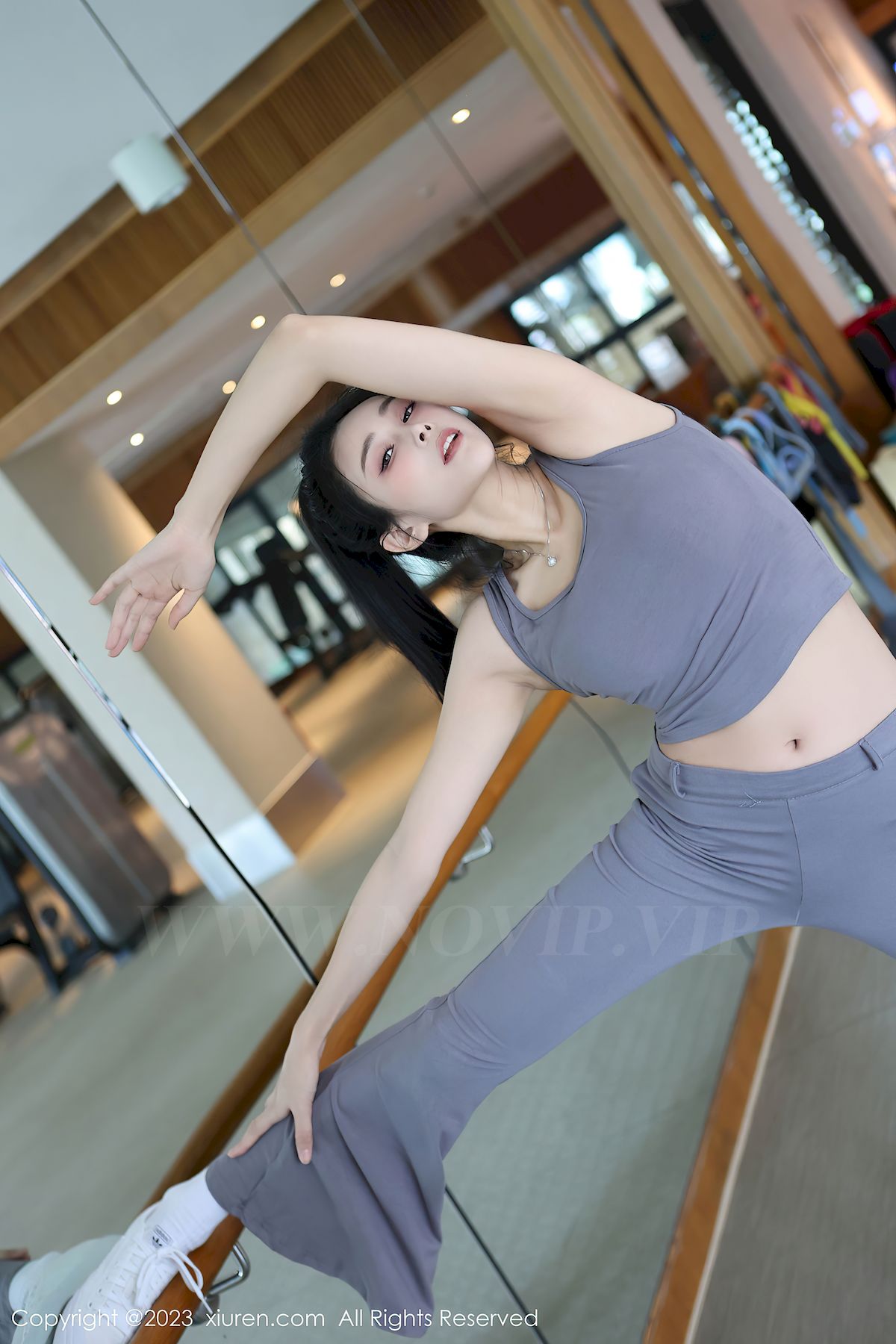 秀人网模特草莓mm灰色运动服饰健身场所性感写真