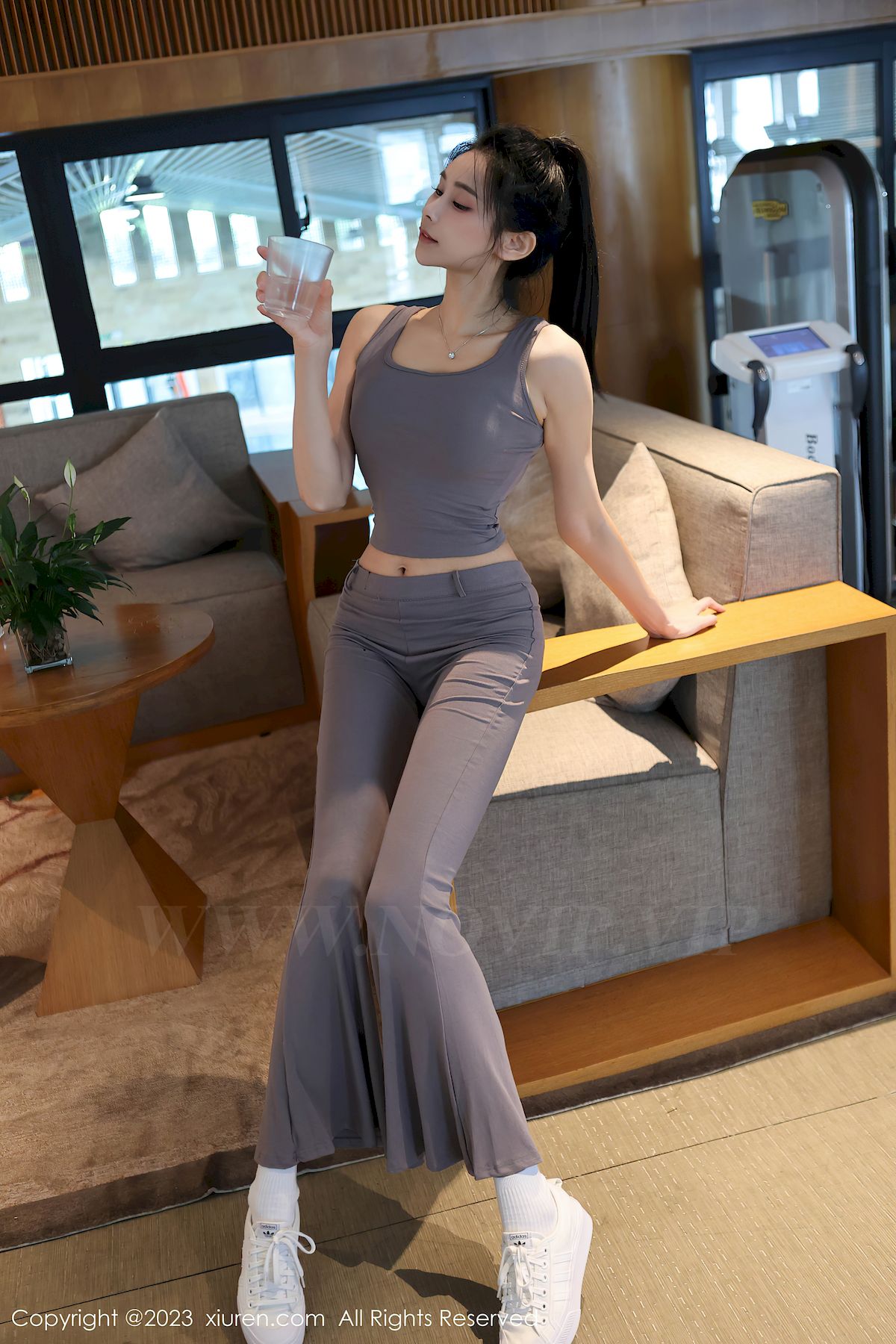 秀人网模特草莓mm灰色运动服饰健身场所性感写真