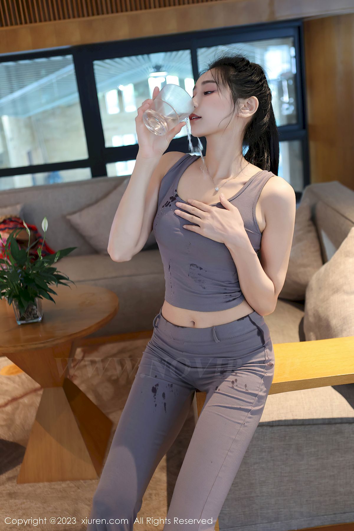 秀人网模特草莓mm灰色运动服饰健身场所性感写真