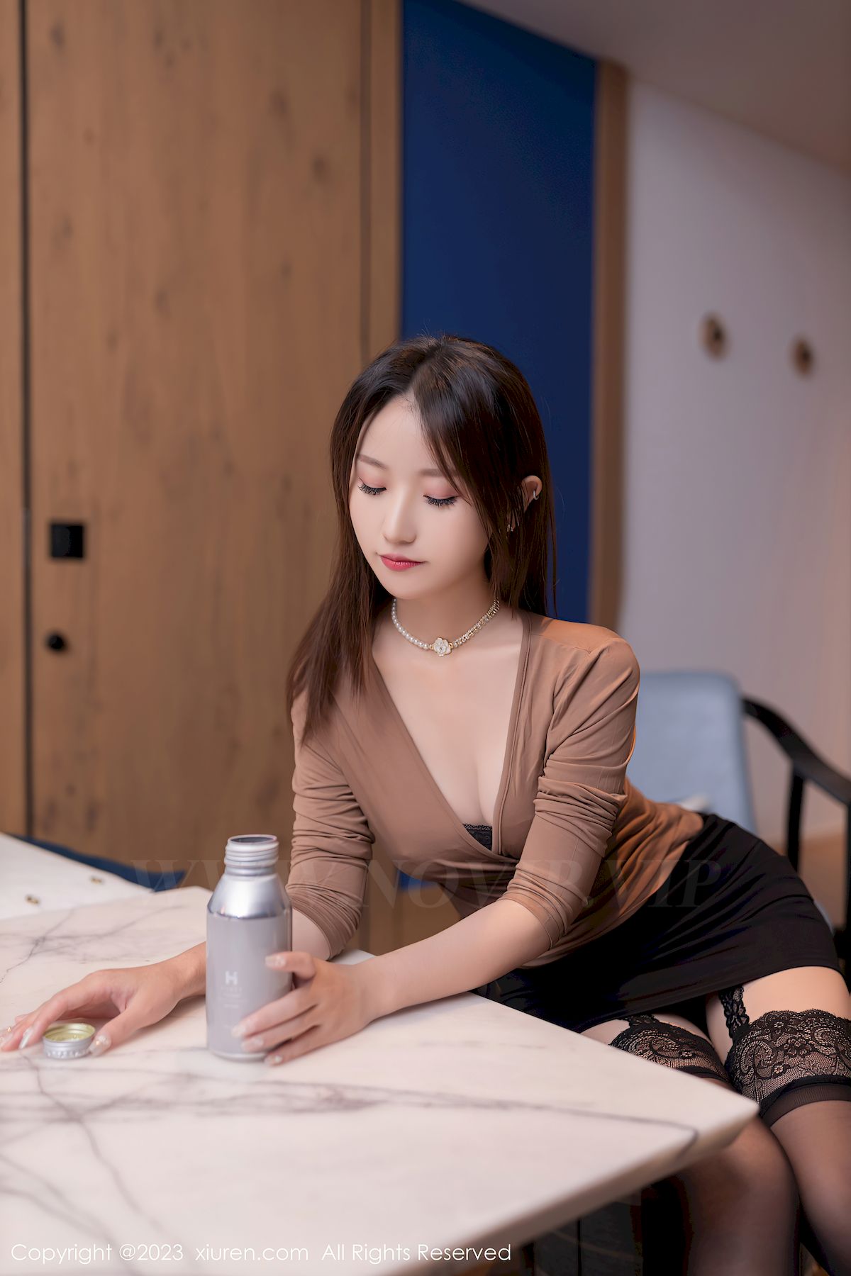 秀人网模特杏子Yada咖啡色上衣搭配黑色短裙性感写真