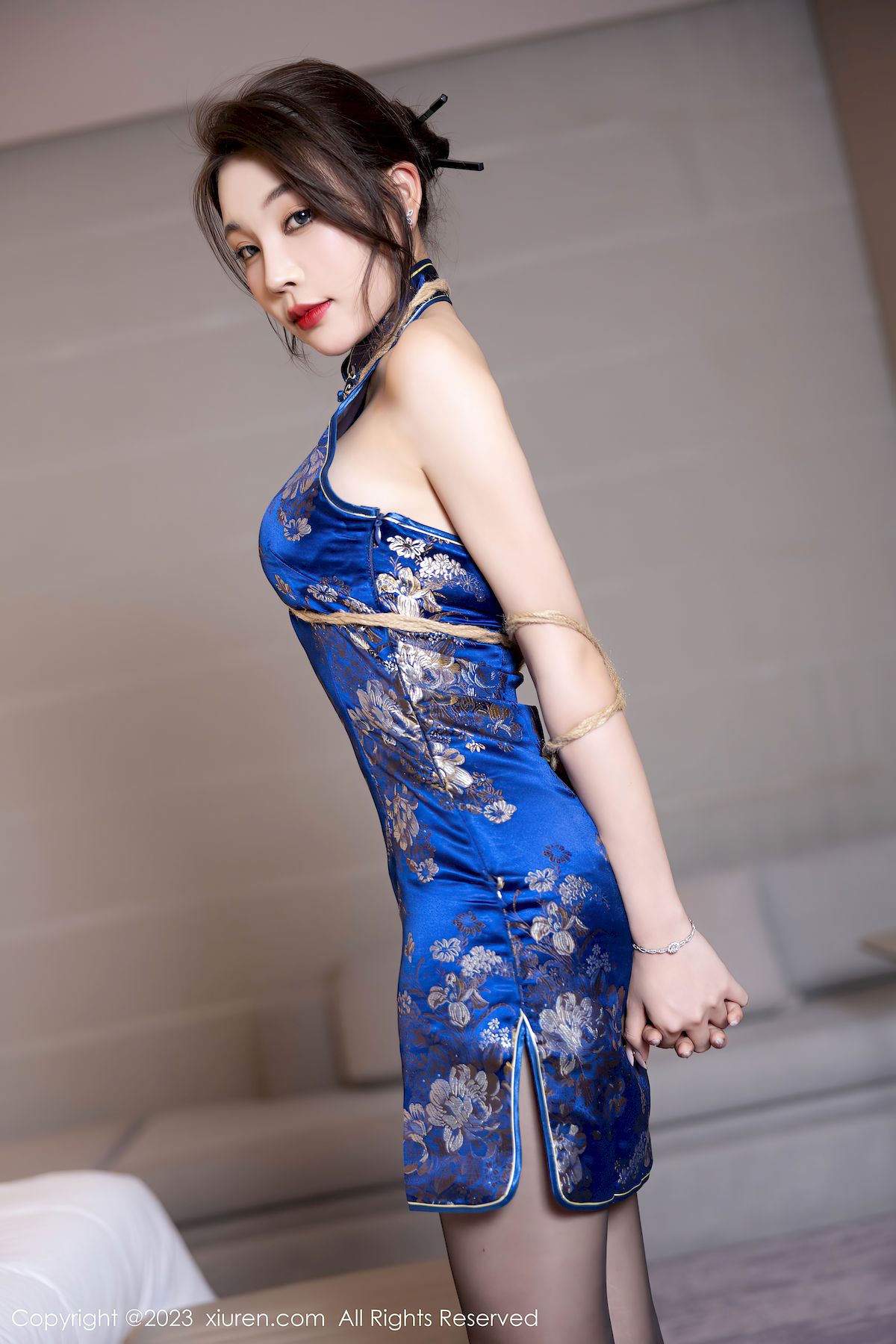 秀人网性感女神徐莉芝Booty蓝色旗袍搭配黑丝安吉旅拍