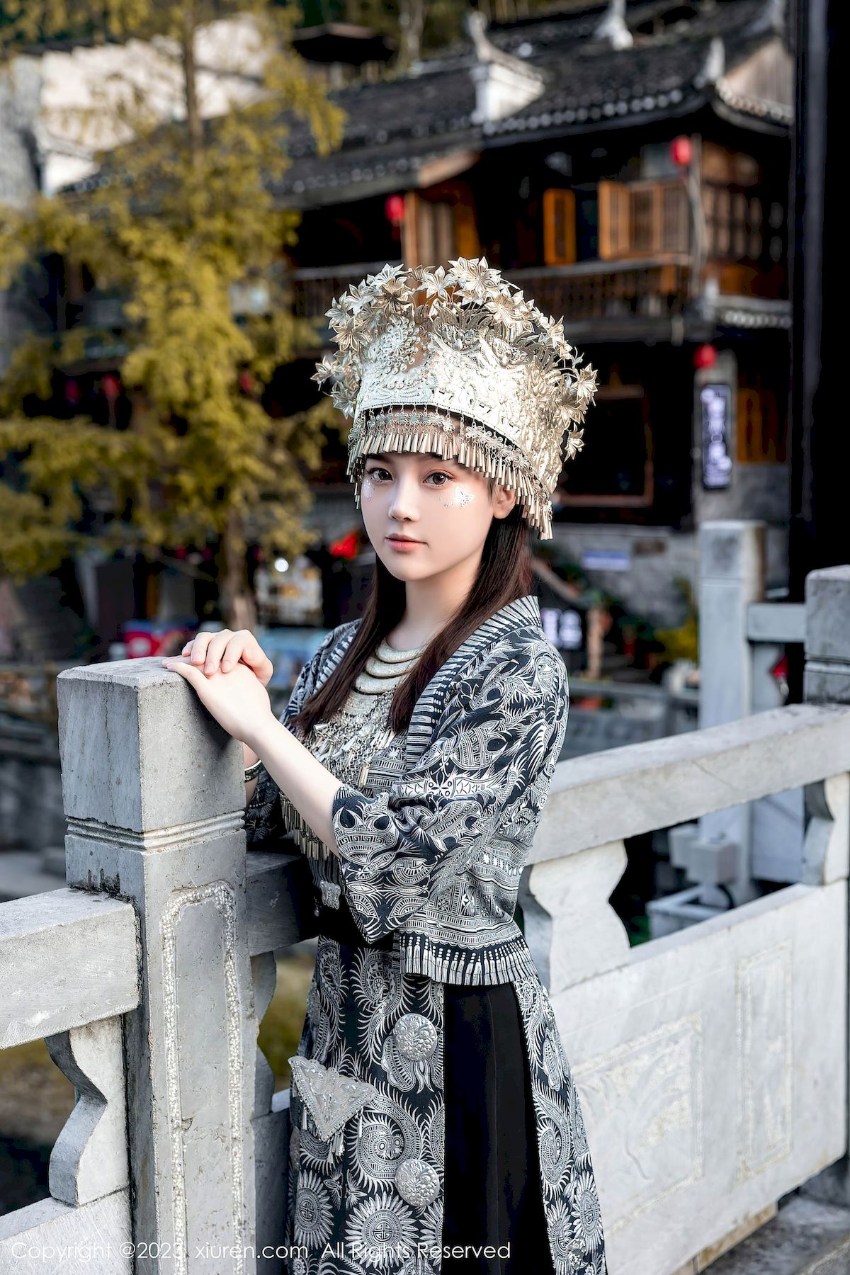 秀人网美女模特豆瓣酱异域风情银饰苗族服饰性感写真