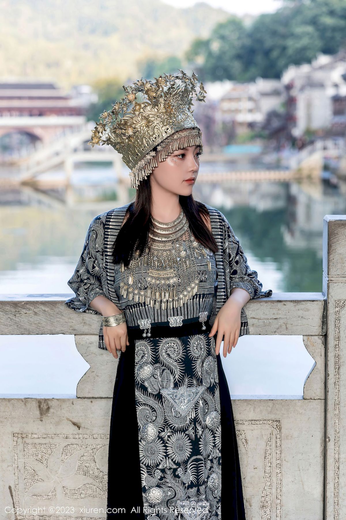 秀人网美女模特豆瓣酱异域风情银饰苗族服饰性感写真