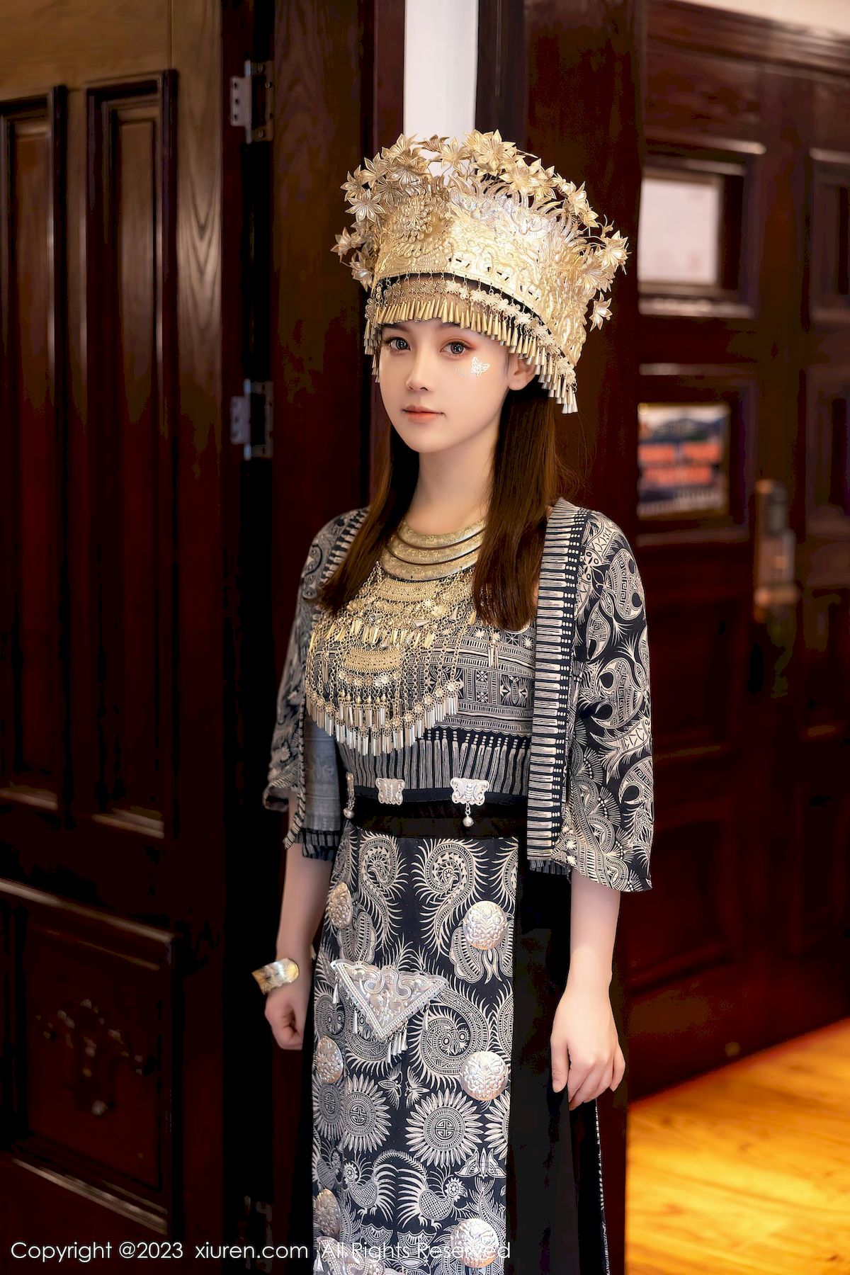 秀人网美女模特豆瓣酱异域风情银饰苗族服饰性感写真