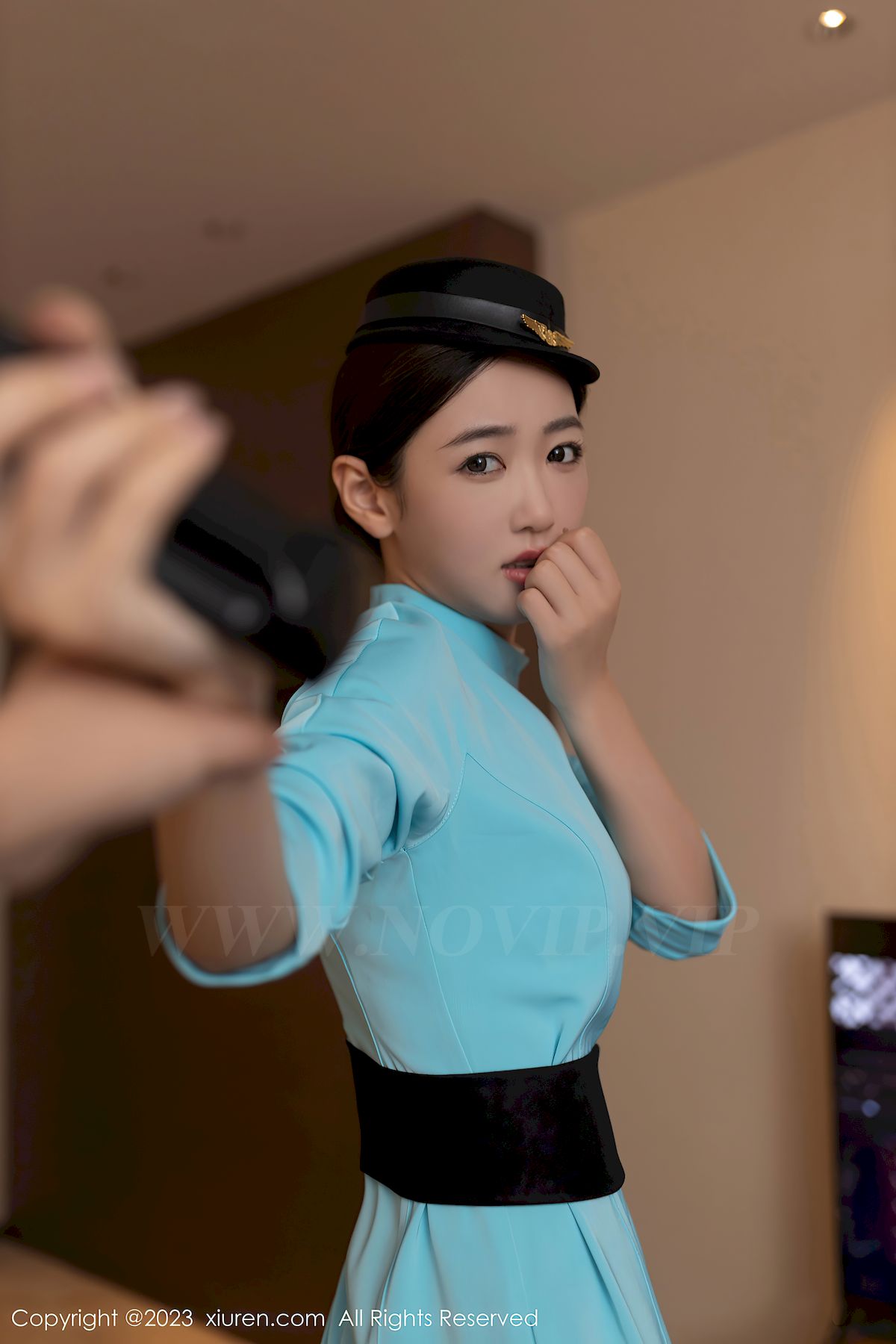 秀人网模特唐安琪蓝色空姐制服搭配黑丝美腿性感写真