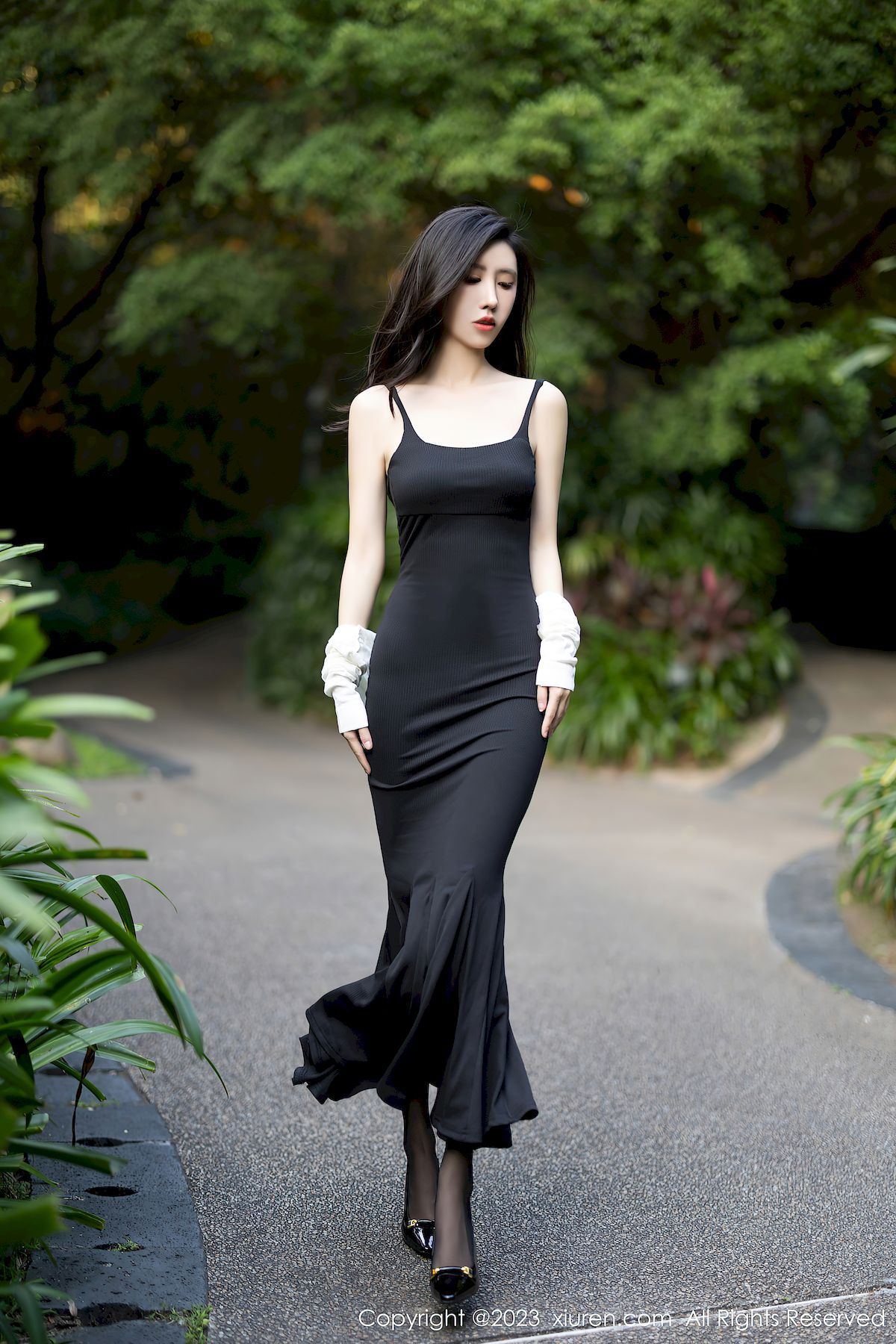 秀人网模特章芃芃吊带长裙搭配魅惑黑丝户外场景写真
