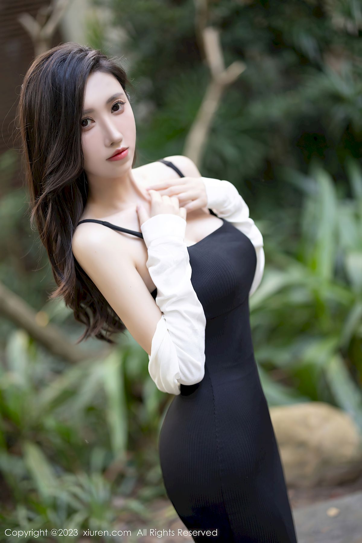 秀人网模特章芃芃吊带长裙搭配魅惑黑丝户外场景写真