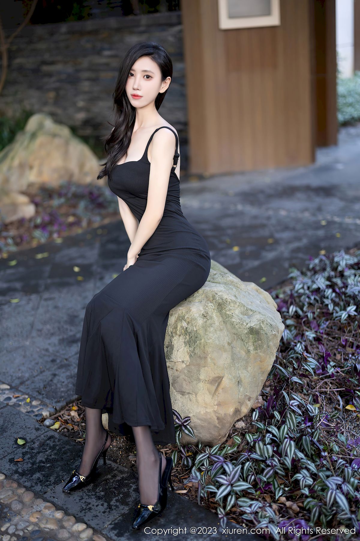 秀人网模特章芃芃吊带长裙搭配魅惑黑丝户外场景写真