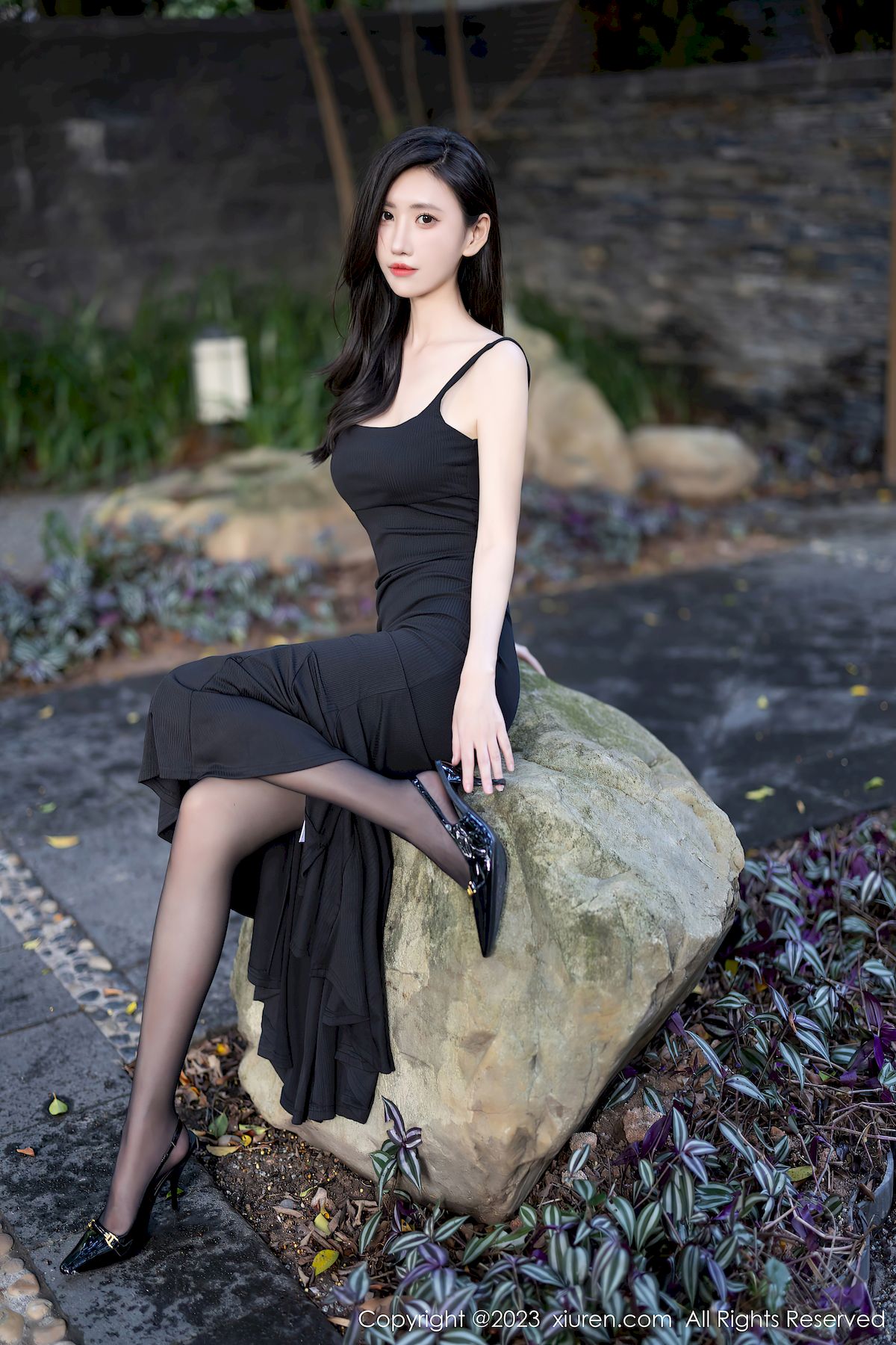 秀人网模特章芃芃吊带长裙搭配魅惑黑丝户外场景写真