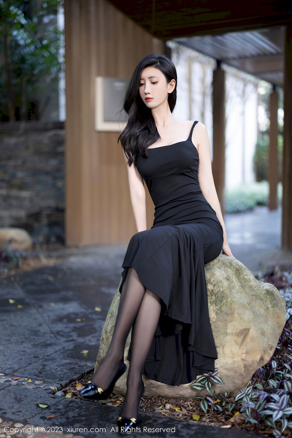 秀人网模特章芃芃吊带长裙搭配魅惑黑丝户外场景写真