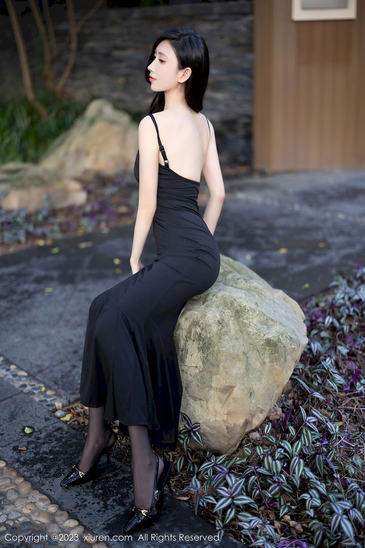 秀人网模特章芃芃吊带长裙搭配魅惑黑丝户外场景写真