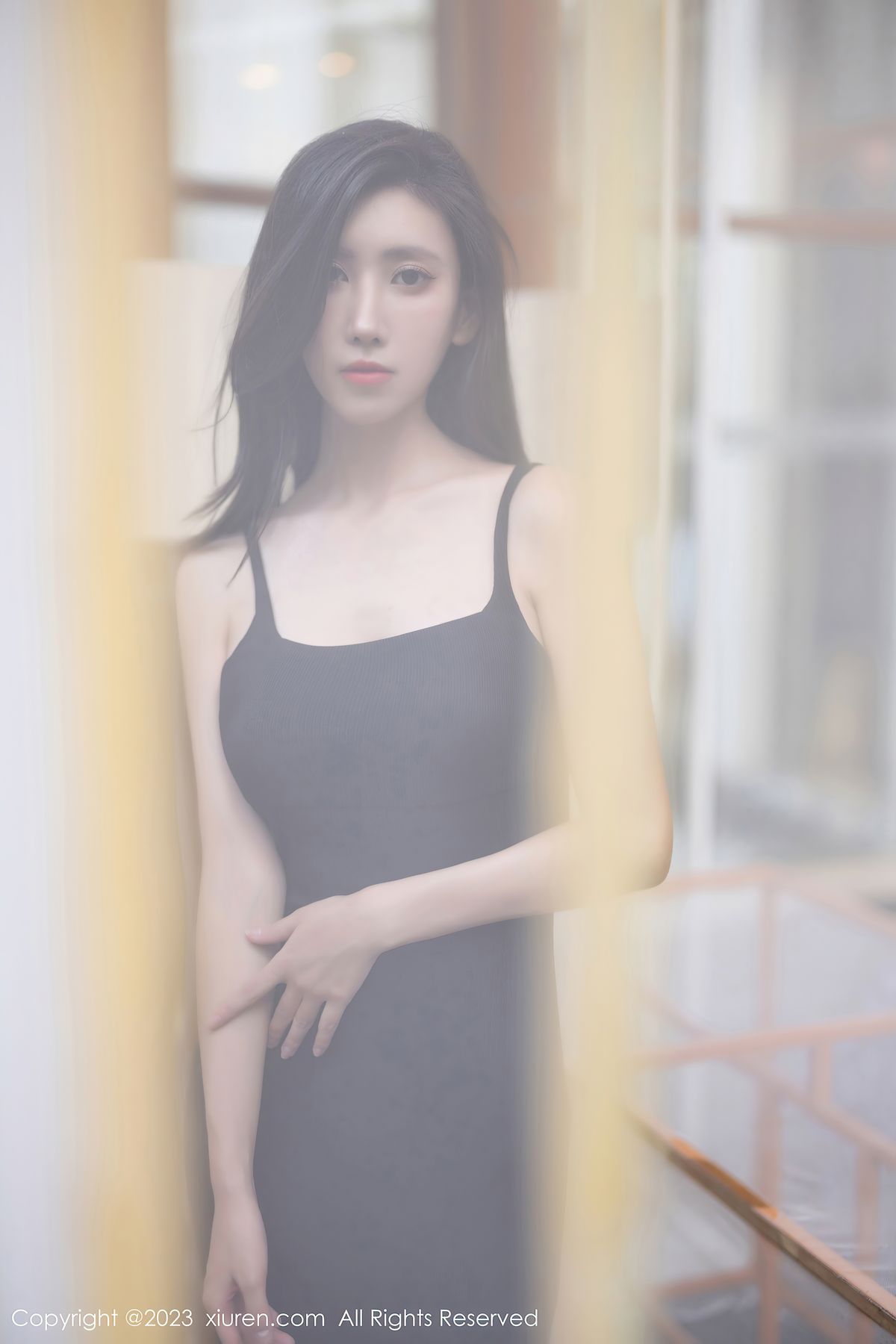 秀人网模特章芃芃吊带长裙搭配魅惑黑丝户外场景写真