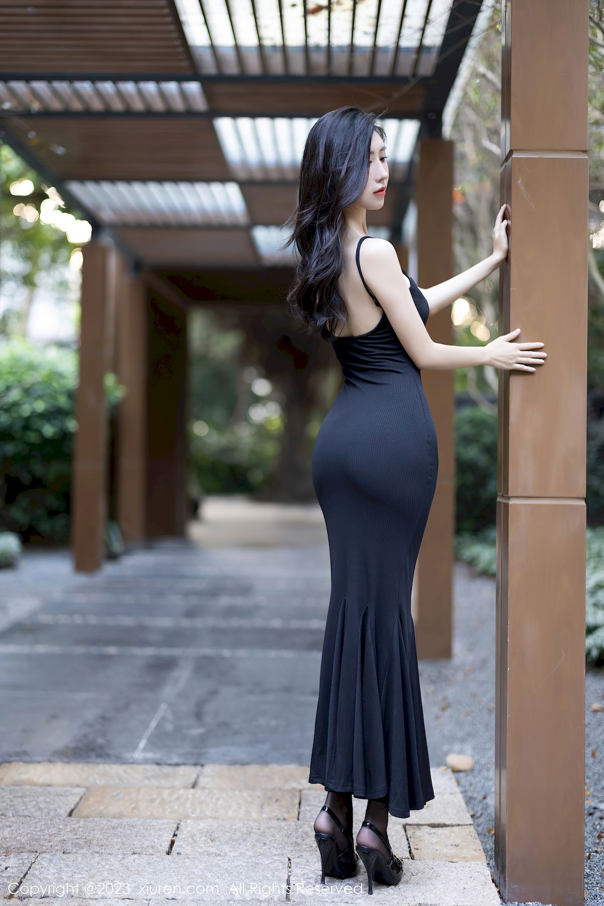 秀人网模特章芃芃吊带长裙搭配魅惑黑丝户外场景写真