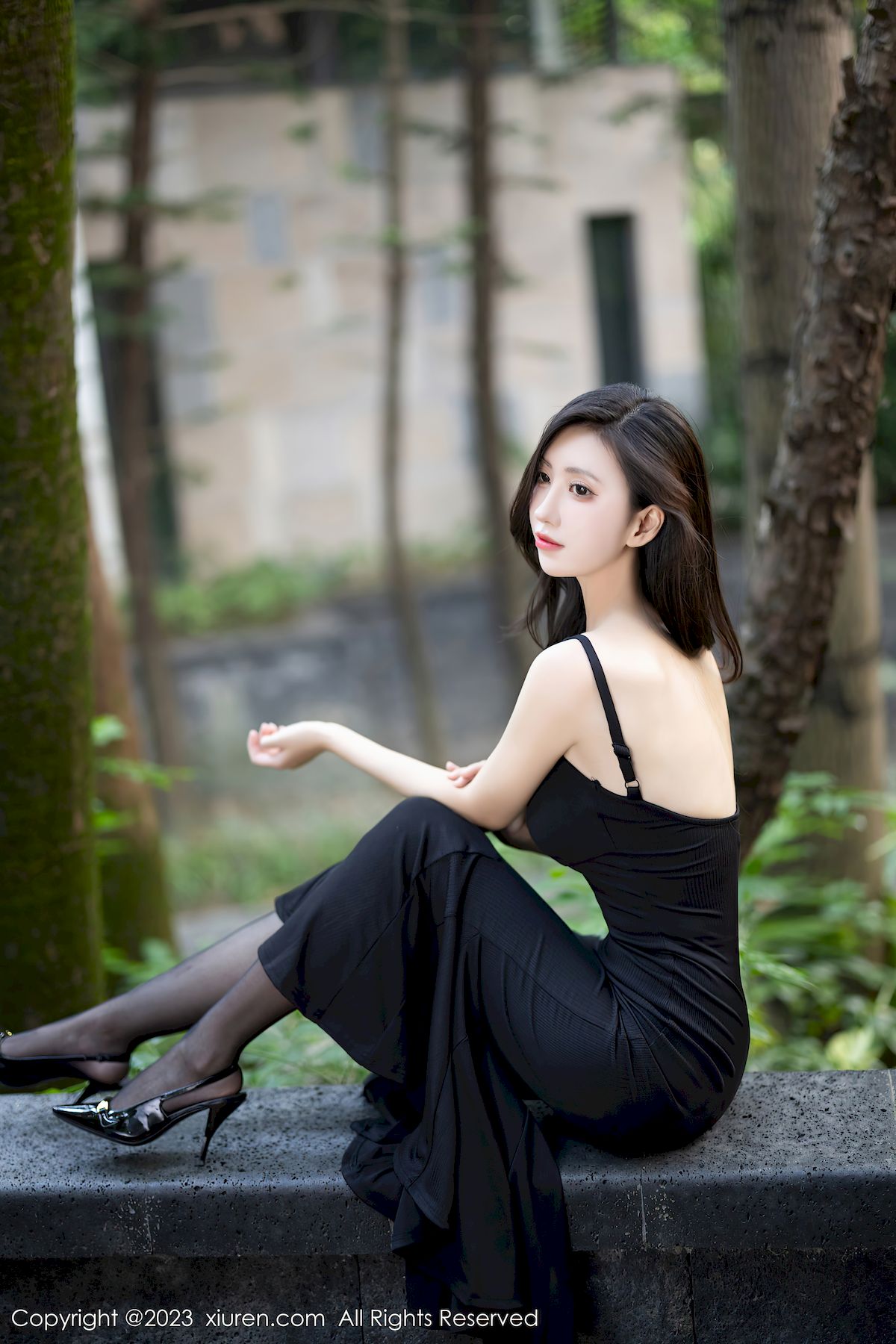 秀人网模特章芃芃吊带长裙搭配魅惑黑丝户外场景写真